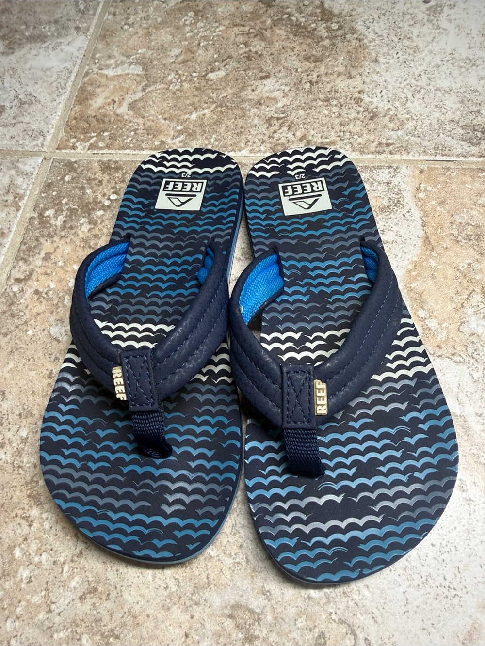 Size 2 youth Reef Navy and Blue Wave-Print Sandals in great condition